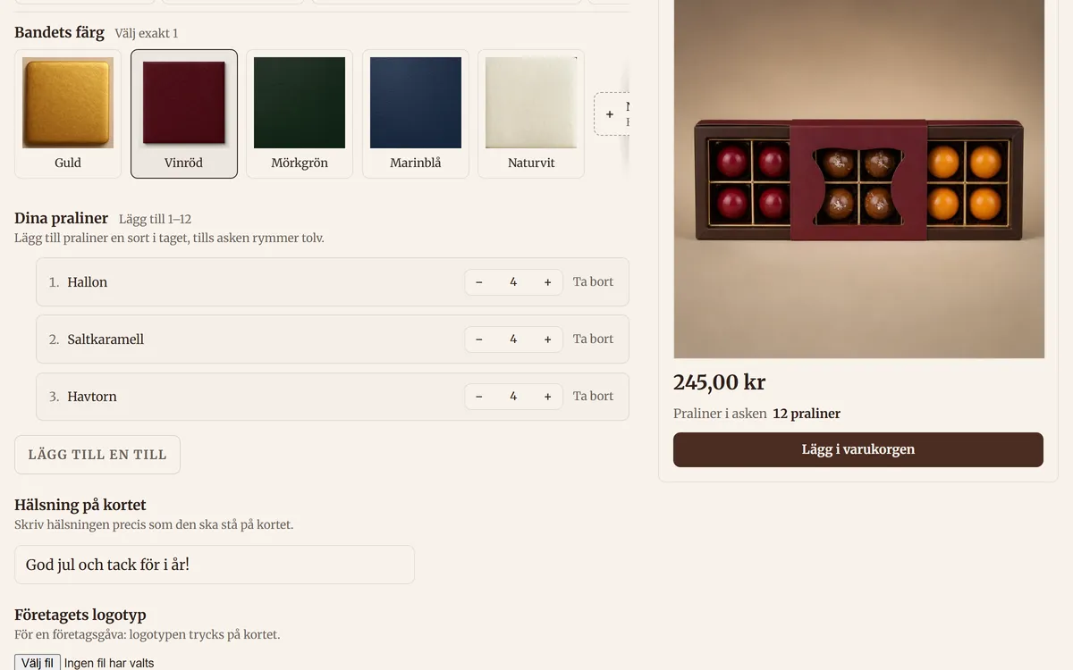 The chocolatier demo store with a wine-red ribbon chosen, four raspberry, four salted caramel and four sea buckthorn pieces in a box of twelve, and the greeting "God jul och tack för i år!" for the card, at 245 kronor.